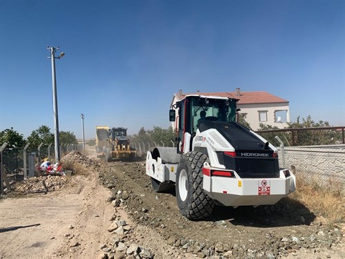 Yol ve Ulaşım Hizmetleri Müdürlüğü ekiplerimiz, Doğantarla Köyümüzde stabilize yol yapım çalışmalarına devam ediyor.
