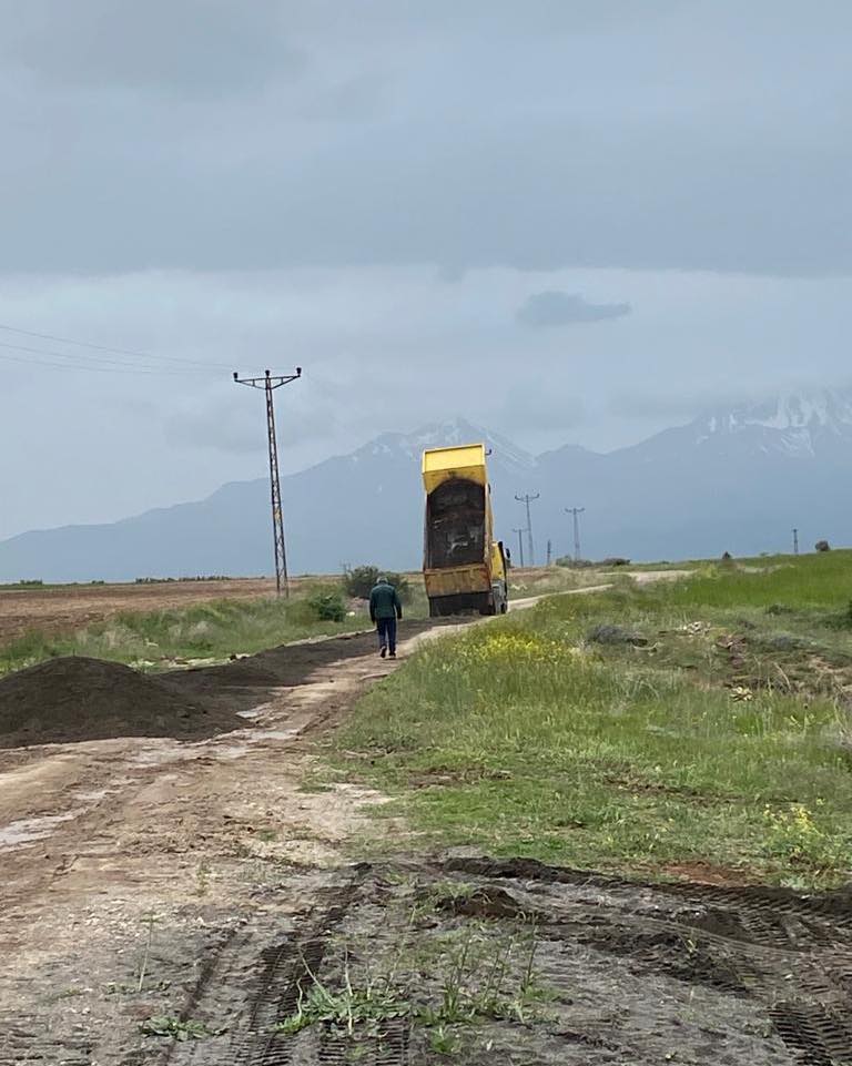 Güzelyurt İlçesi Gaziemir Köyü ile Akyamaç arası stabilize yol yapım ve kumlama çalışması devam ediyor.